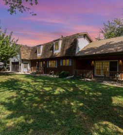 Spacious Home a Block From the Bohemia River