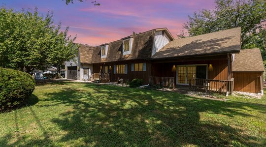 Spacious Home a Block From the Bohemia River